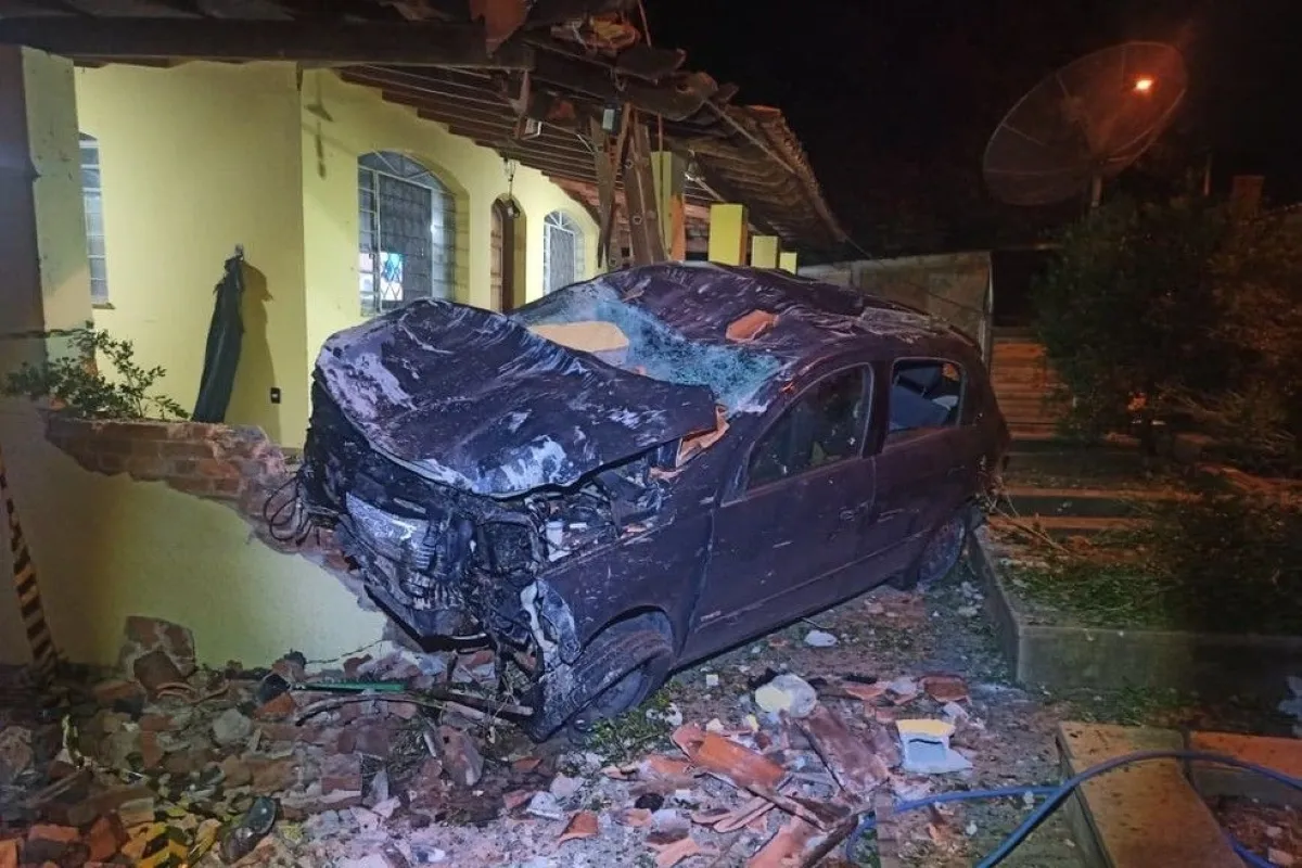 Carro Batido Apos Perseguicao Policial 